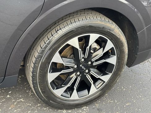 Used 2024 Kia Carnival EX image 12