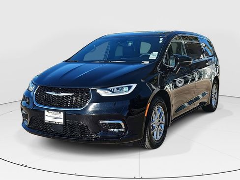 Used 2025 Chrysler Pacifica Select image 7