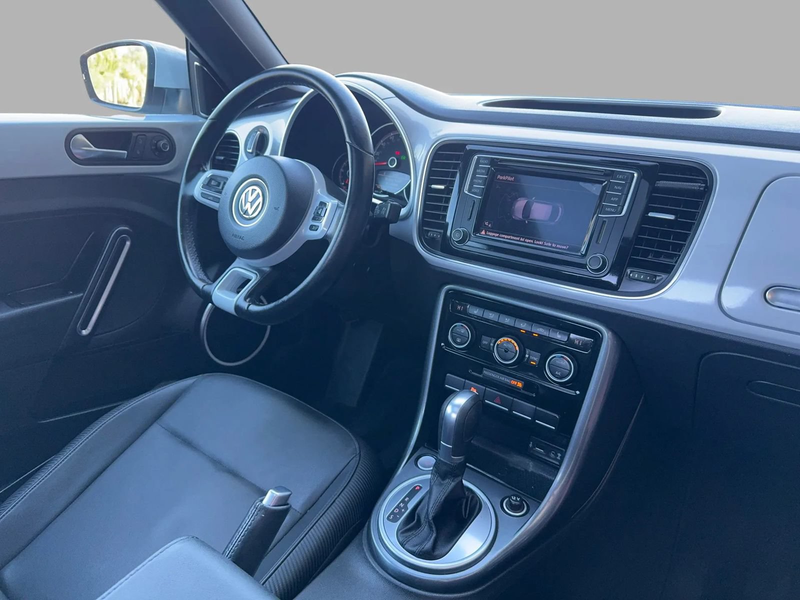 Used 2018 Volkswagen Beetle 2.0T SE w/ SE Premium Package FWD image 32