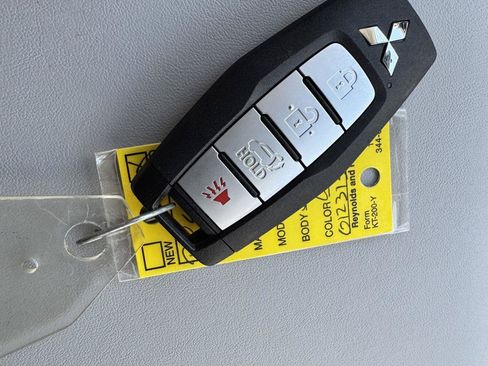 Used 2025 Mitsubishi Outlander SE FWD image 33