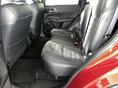 Used 2025 Mitsubishi Outlander AWD image 28