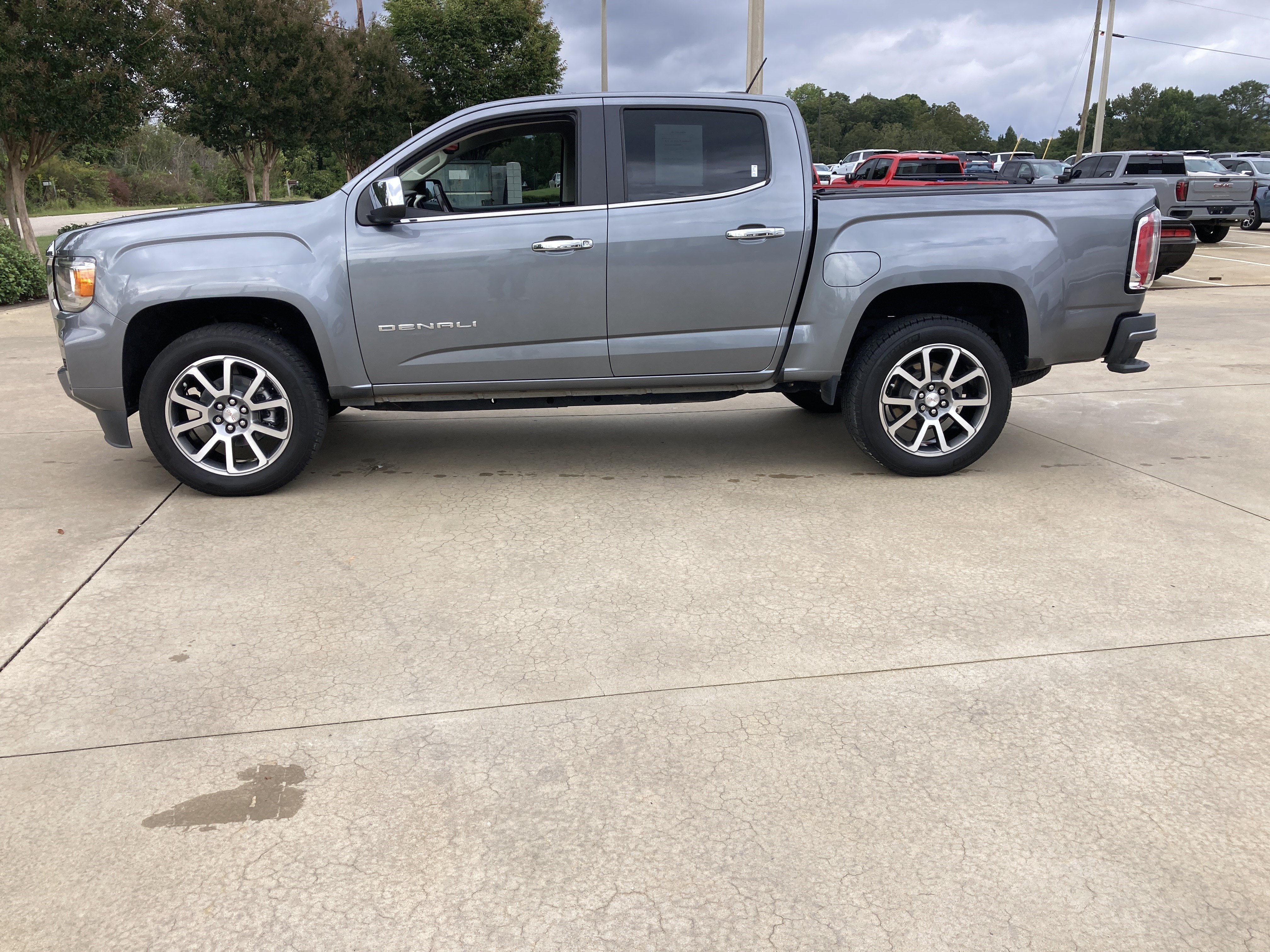 Used 2022 GMC Canyon Denali RWD image 9