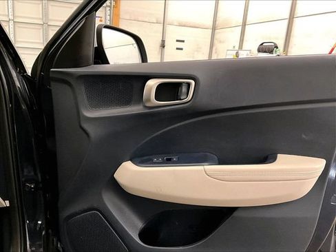 Used 2020 Hyundai Venue FWD image 23