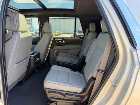 Used 2023 GMC Yukon SLT w/ SLT Premium Package AWD/4WD image 9