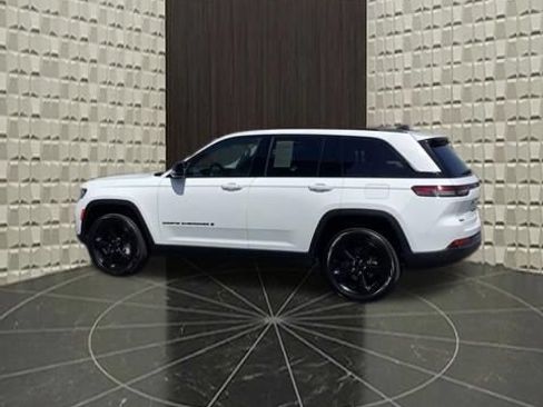 Certified 2023 Jeep Grand Cherokee Limited w/ Black Appearance Package AWD/4WD image 9