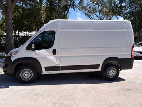 Used 2025 RAM ProMaster 2500 w/ Convenience Group FWD image 3