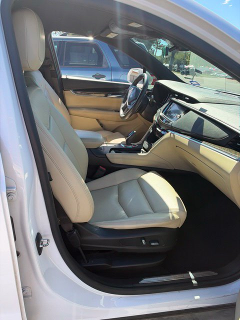 Used 2017 Cadillac XT5 FWD image 4