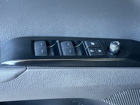 Used 2025 Toyota Camry SE FWD image 13