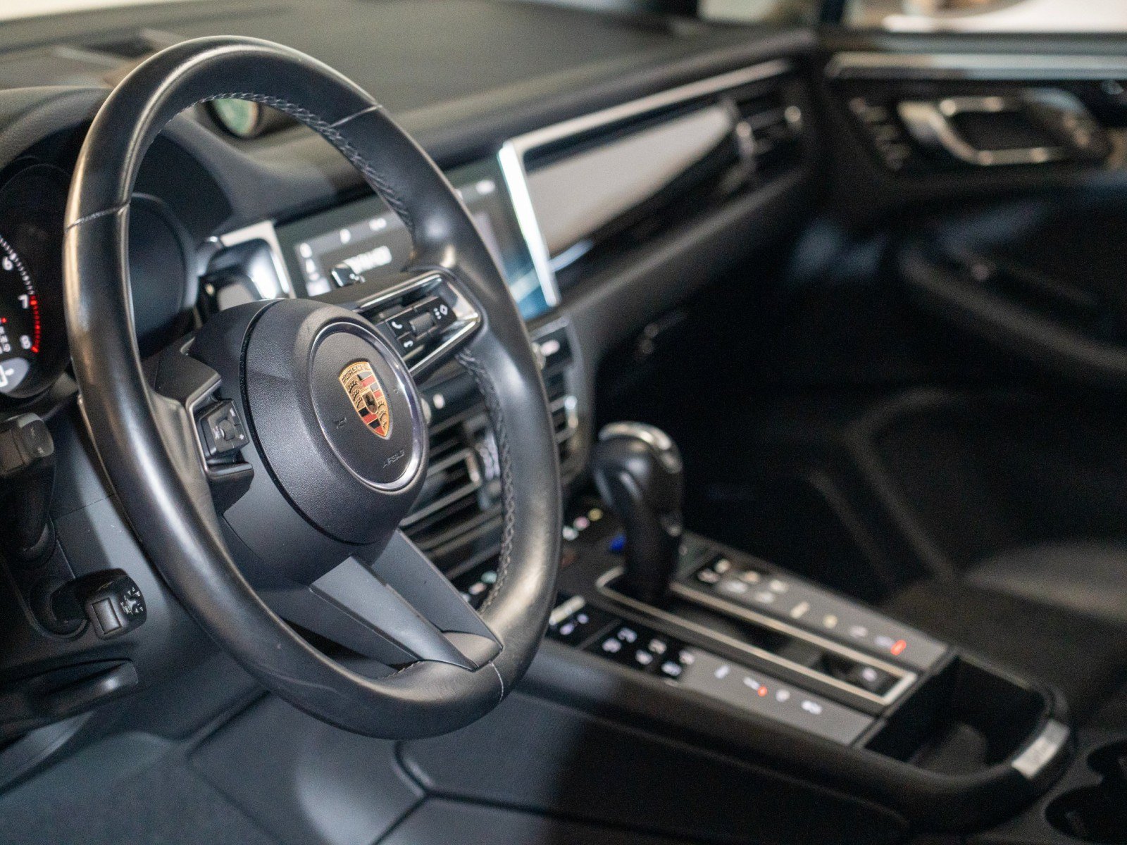 Certified 2025 Porsche Macan AWD/4WD image 12