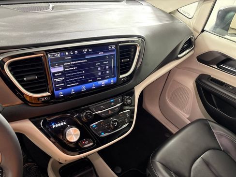 Used 2023 Chrysler Pacifica Touring-L FWD image 27