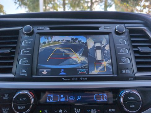 Used 2019 Toyota Highlander Limited Platinum AWD/4WD image 24