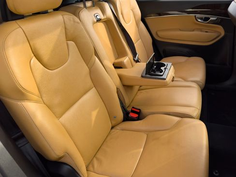 Used 2017 Volvo XC90 T6 Momentum w/ Vision Package image 23