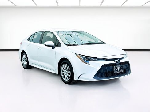 Used 2021 Toyota Corolla LE image 3