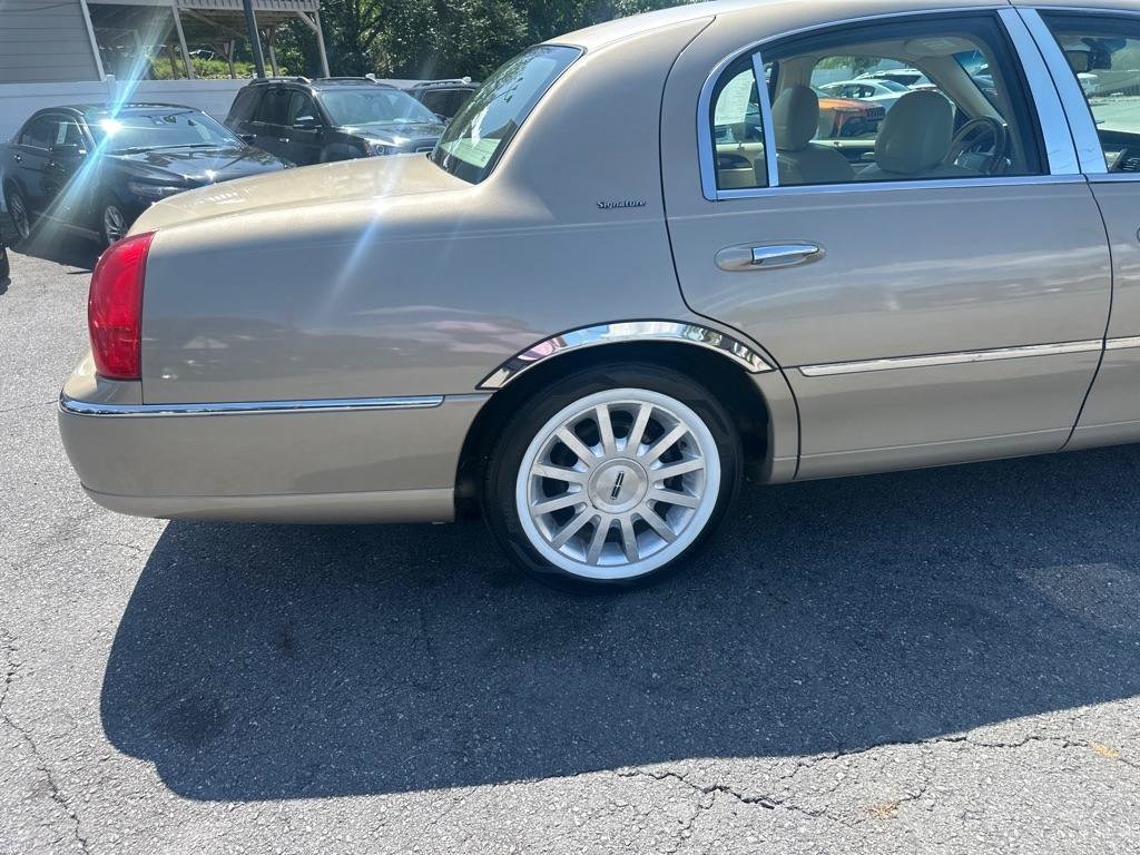 Used 2006 Lincoln Town Car Signature RWD image 17