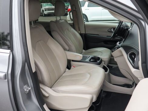 Used 2021 Chrysler Pacifica Touring-L image 47