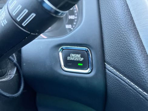 Used 2023 GMC Acadia SLE image 16