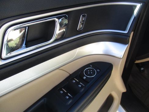 Used 2017 Ford Explorer XLT w/ Equipment Group 201A image 13