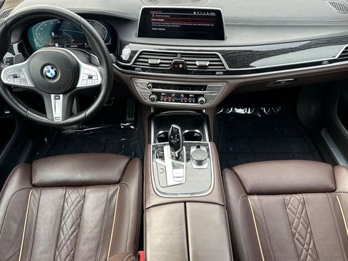 Used 2022 BMW 740i w/ M Sport Package image 3