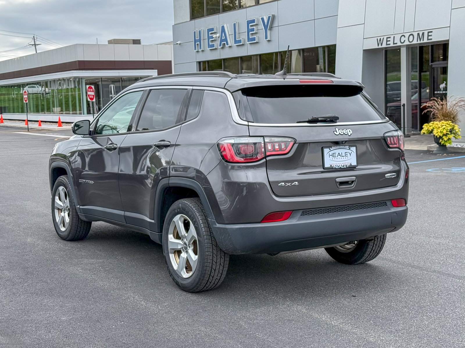 Used 2018 Jeep Compass Latitude w/ Popular Equipment Group AWD/4WD image 4