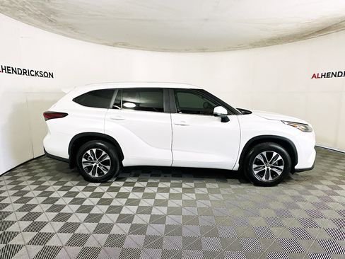 Certified 2024 Toyota Highlander XLE image 2