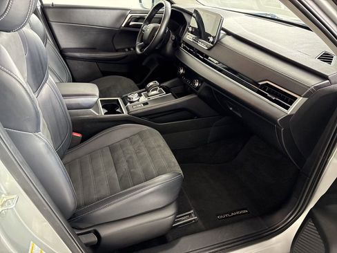 Used 2024 Mitsubishi Outlander SE image 27