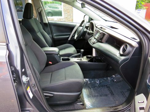 Used 2018 Toyota RAV4 XLE w/ Plus Extra Value Package image 20