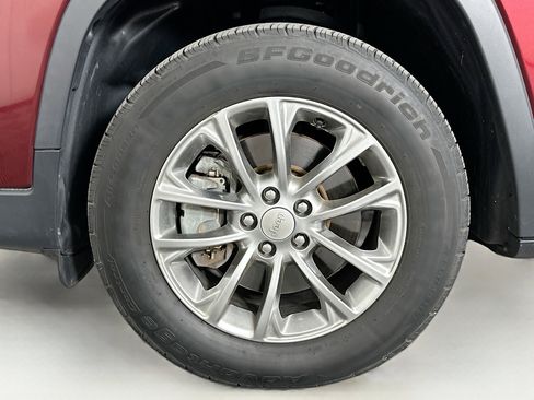 Used 2019 Jeep Cherokee Latitude Plus w/ Comfort/Convenience Group AWD/4WD image 11