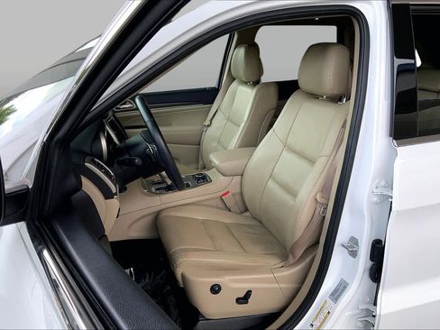 Used 2017 Jeep Grand Cherokee Limited AWD/4WD image 8