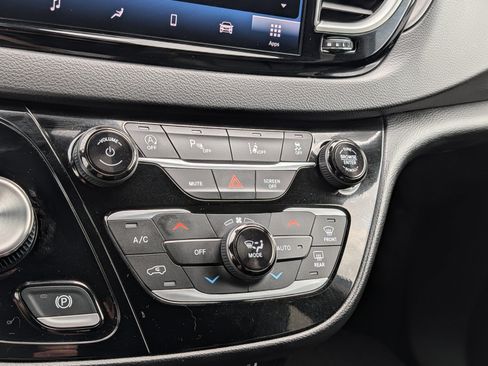 Used 2025 Chrysler Pacifica Select FWD image 25