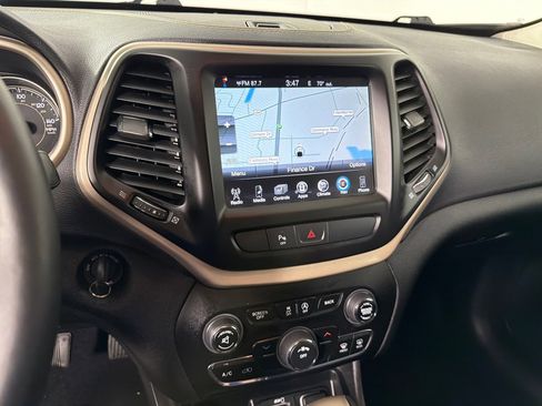 Used 2018 Jeep Cherokee Latitude image 16