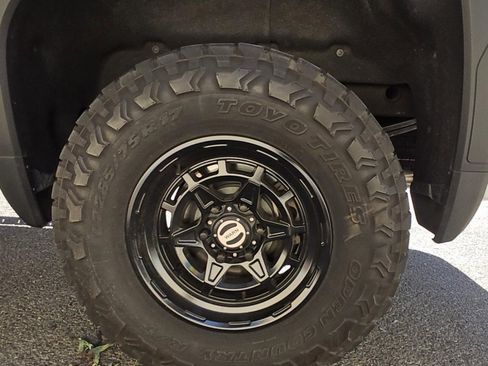 Used 2022 GMC Sierra 1500 AT4 w/ AT4 Premium Package image 2