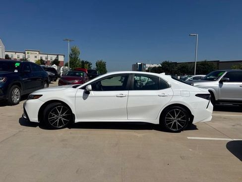 Used 2023 Toyota Camry SE w/ Convenience Package FWD image 5