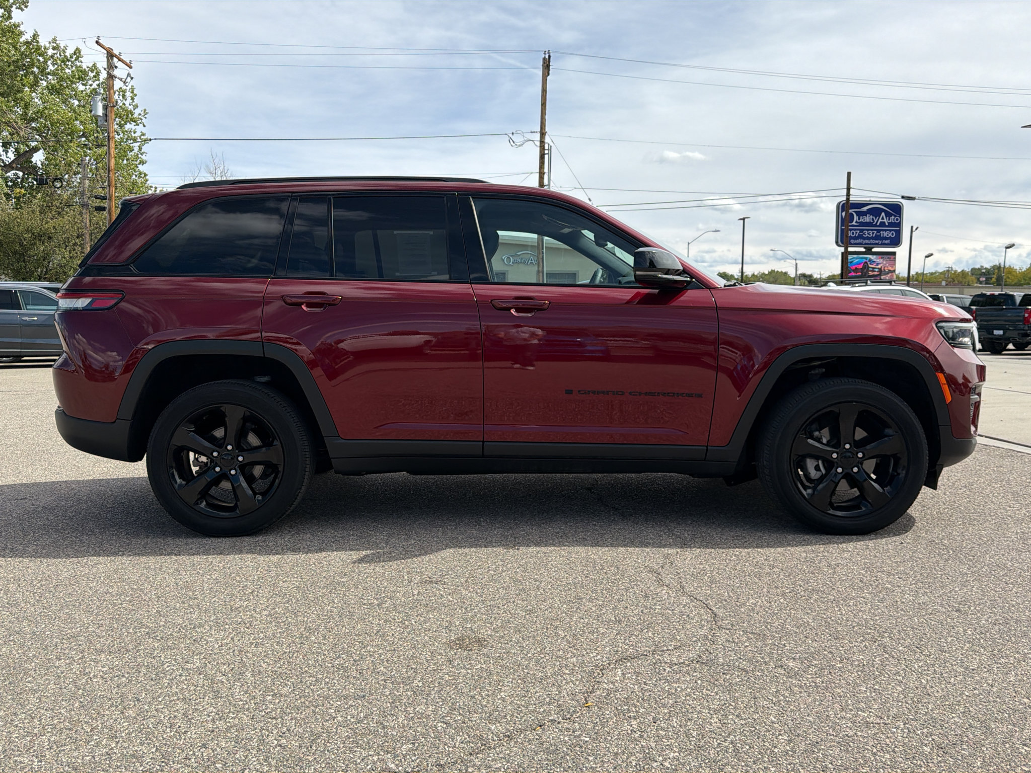 Used 2023 Jeep Grand Cherokee Altitude AWD/4WD image 6