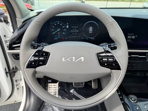 Used 2024 Kia Niro Wave w/ Wave Preserve Package FWD image 13