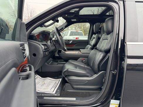 Used 2024 Lincoln Navigator Reserve image 10