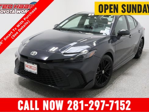 Used 2025 Toyota Camry SE image 1