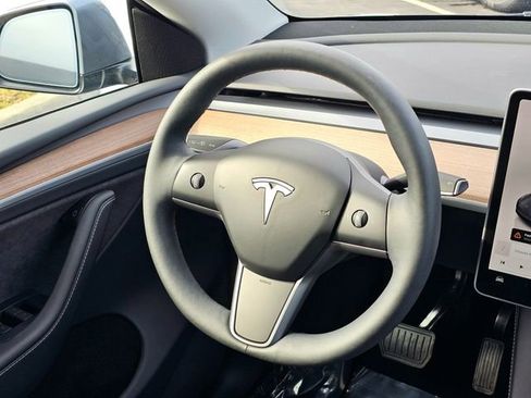 Used 2024 Tesla Model Y Long Range image 28