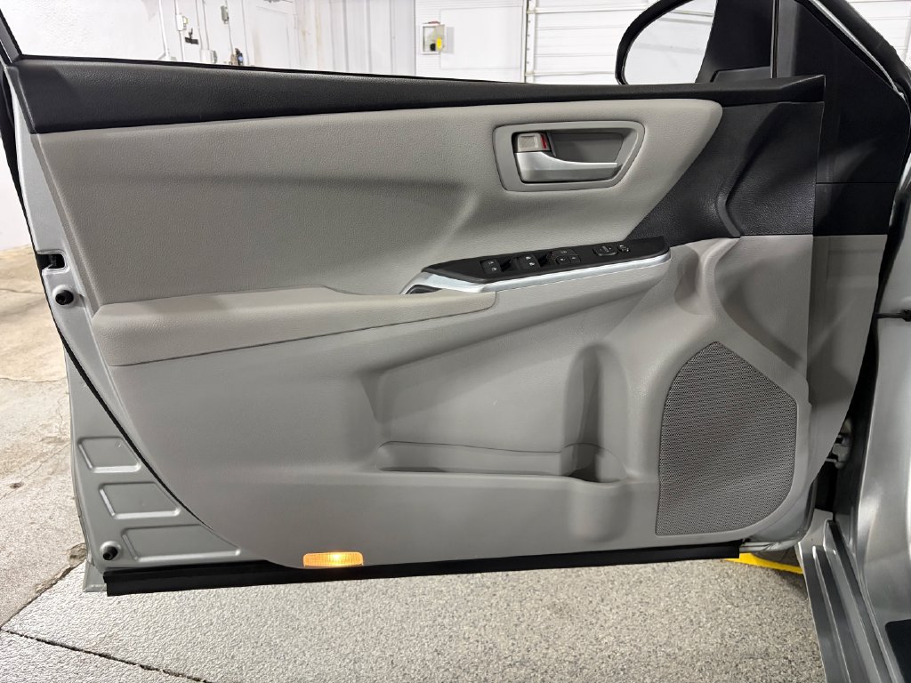Used 2016 Toyota Camry LE FWD image 29