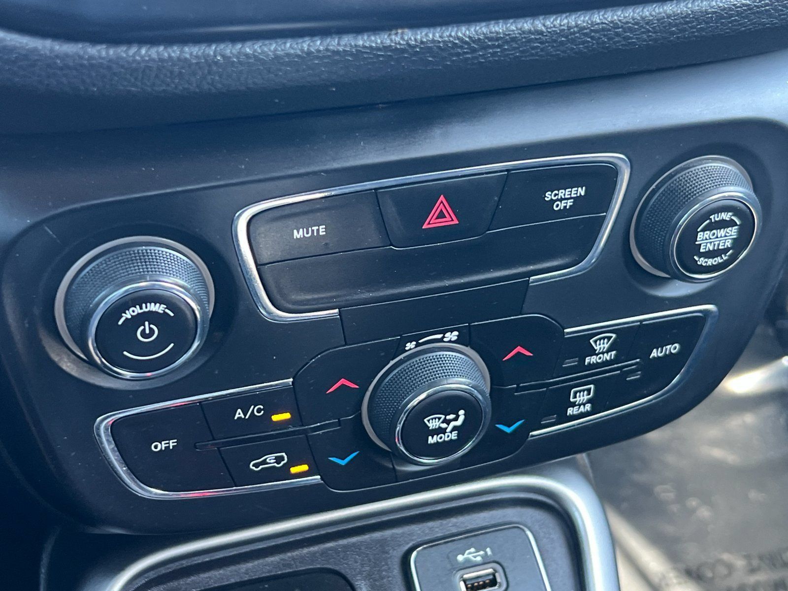 Used 2020 Jeep Compass Latitude AWD/4WD image 19