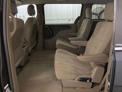Used 2014 Chrysler Town & Country Touring image 23
