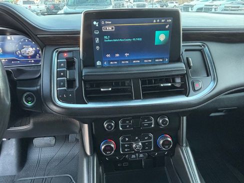 Used 2022 Chevrolet Suburban LT w/ Luxury Package image 17