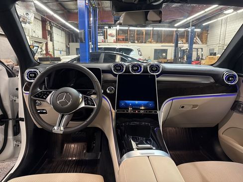 Used 2025 Mercedes-Benz GLC 350e GLC 350e image 12