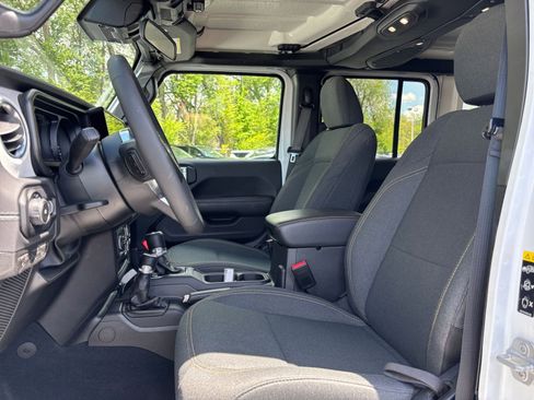 Used 2025 Jeep Wrangler Unlimited Sahara AWD/4WD image 27