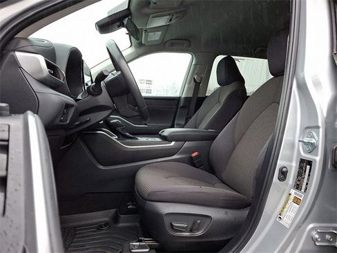 Used 2024 Toyota Highlander LE image 13