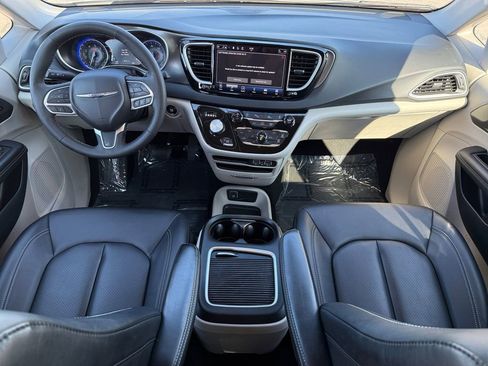 Used 2024 Chrysler Pacifica Touring-L image 12