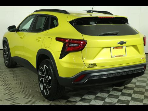 Used 2024 Chevrolet Trax RS w/ Sunroof Package FWD image 14
