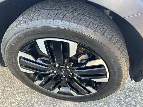 Used 2025 Kia Telluride SX w/ SX Captain's Chair Package image 4