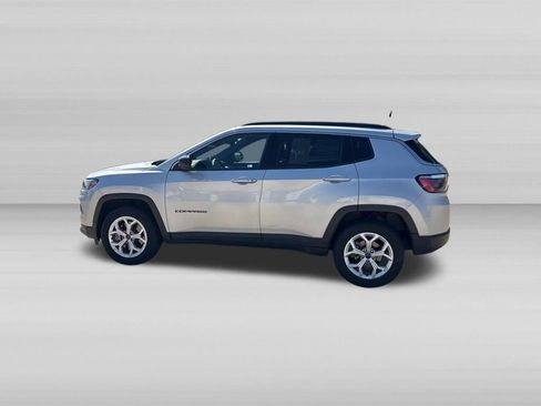 Used 2025 Jeep Compass Latitude AWD/4WD image 7