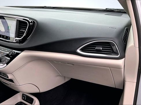 Used 2023 Chrysler Pacifica Touring-L image 24