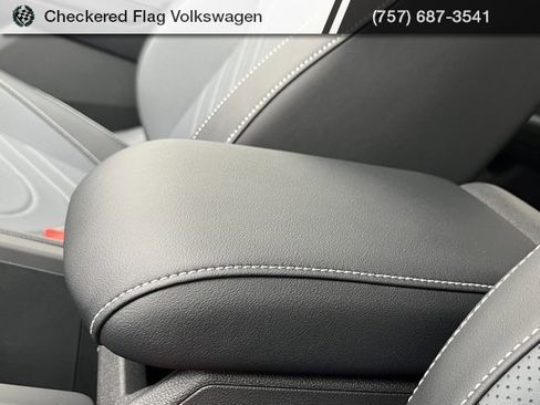 New 2025 Volkswagen Tiguan SE image 42